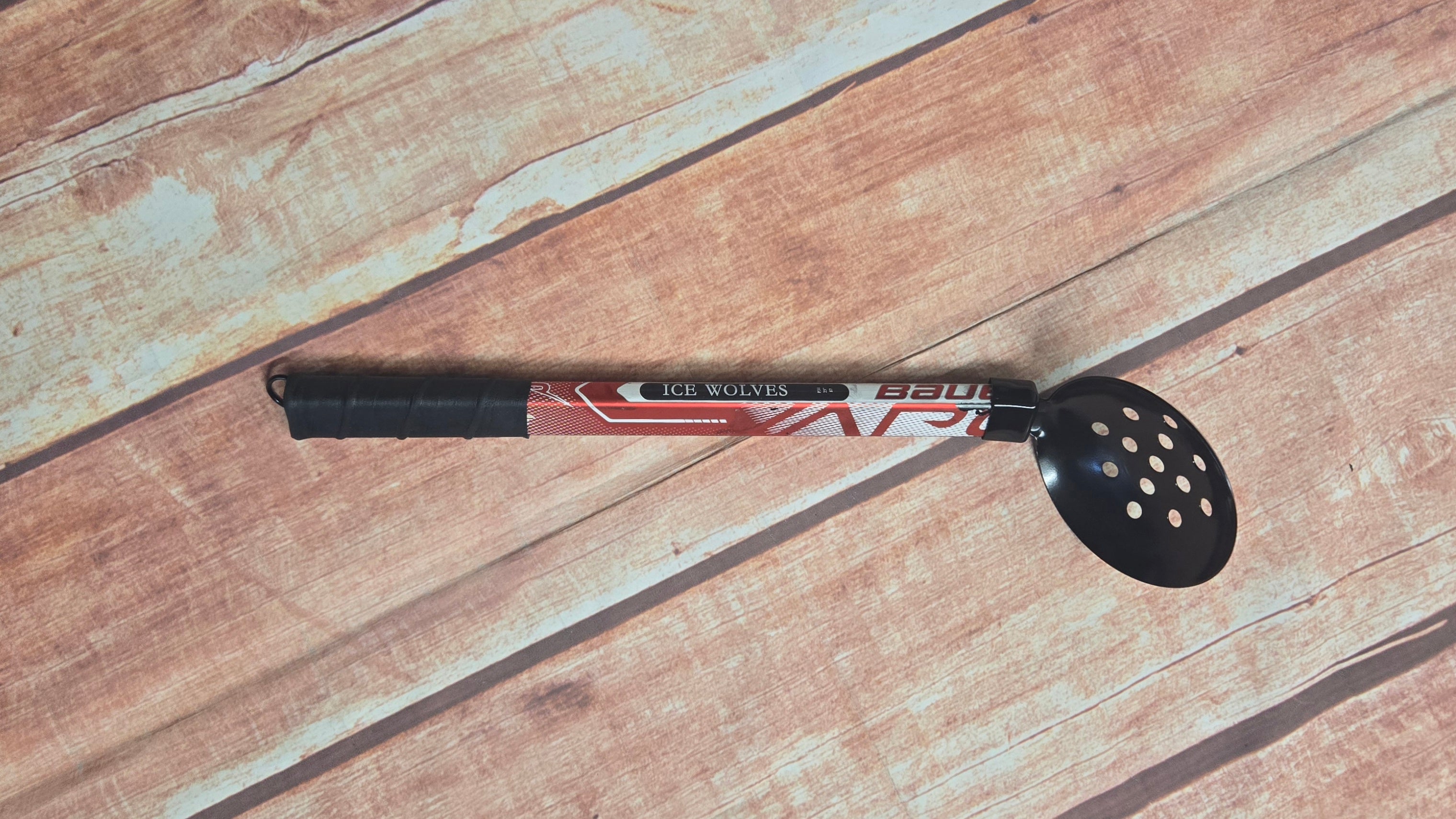 Five-Hole Ice Scoop (court métrage) - Bauer Stick