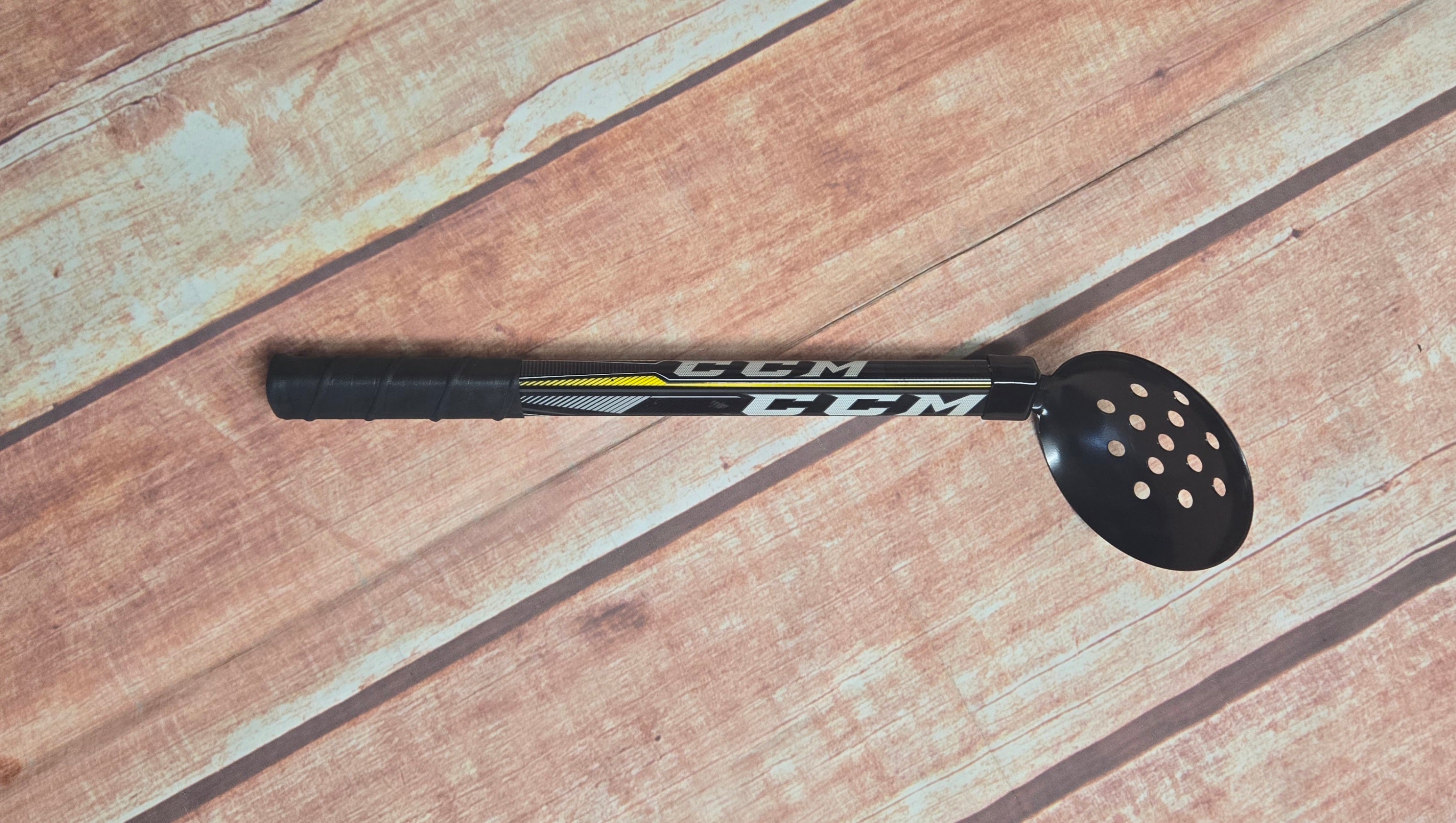 Five-Hole Ice Scoop (court métrage) - CCM Stick