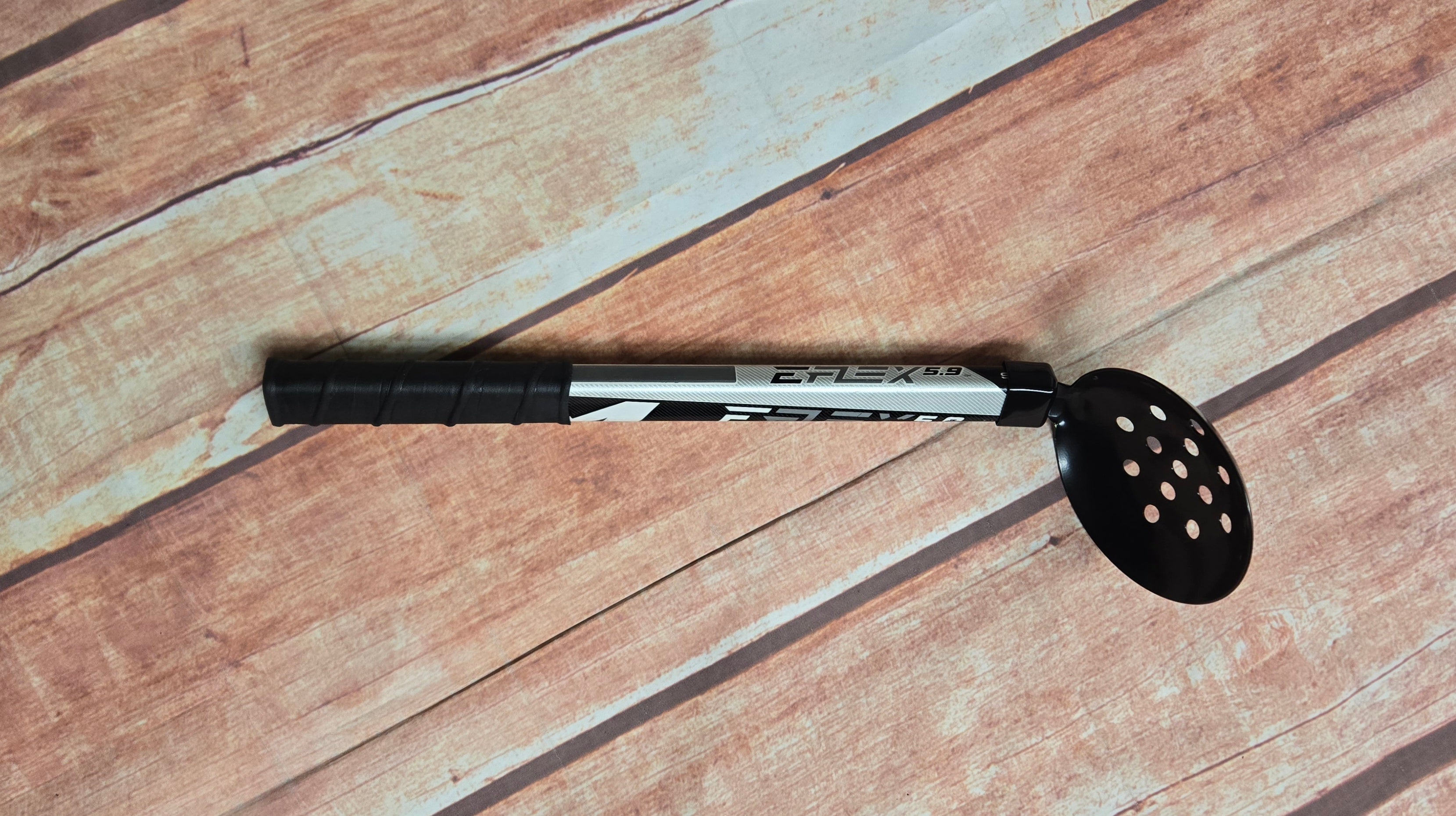 Five-Hole Ice Scoop (court métrage) - CCM Stick