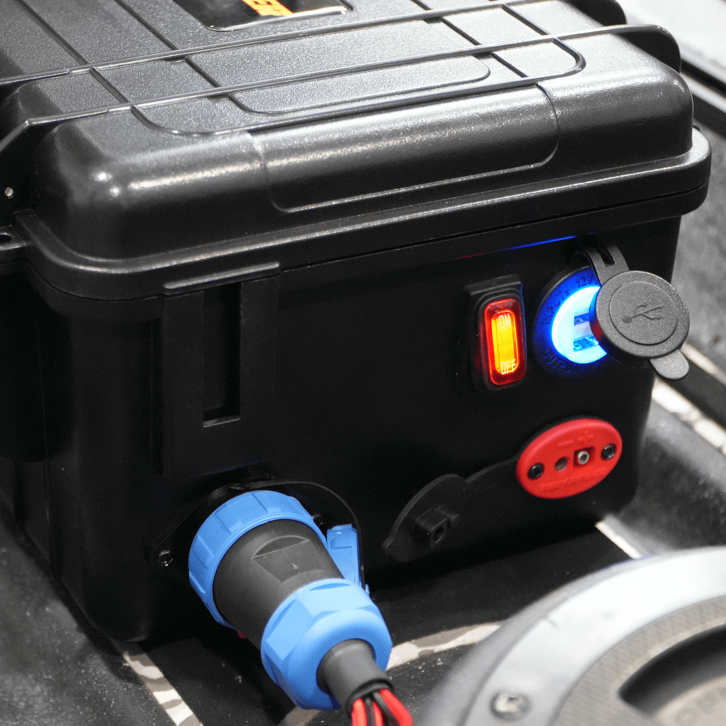 Station d'alimentation portable avec système de commutation numérique sans fil à 5 circuits (piles non incluses)