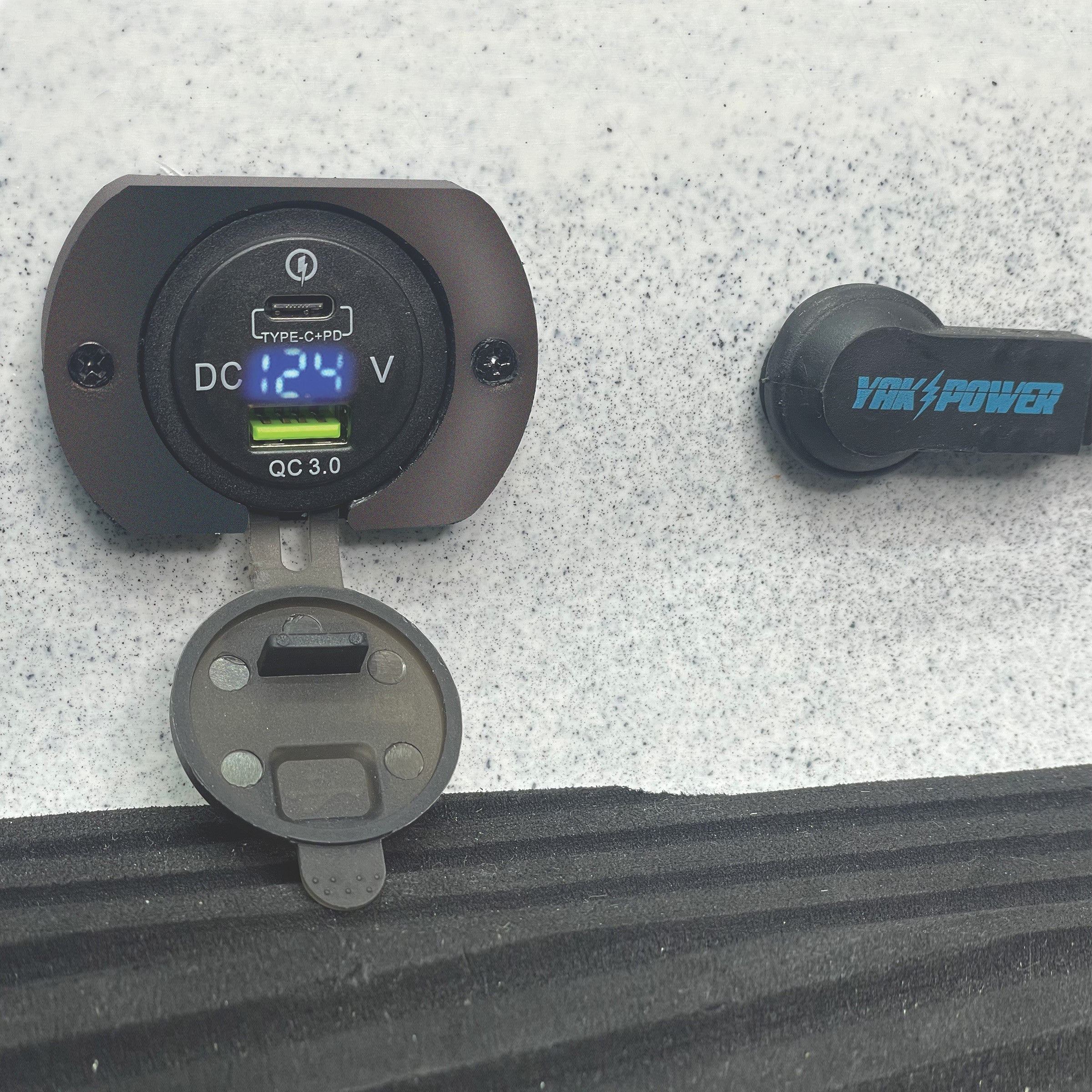 YP-UMP48 | Double port de charge rapide USB-C et USB QC3.0 avec voltmètre