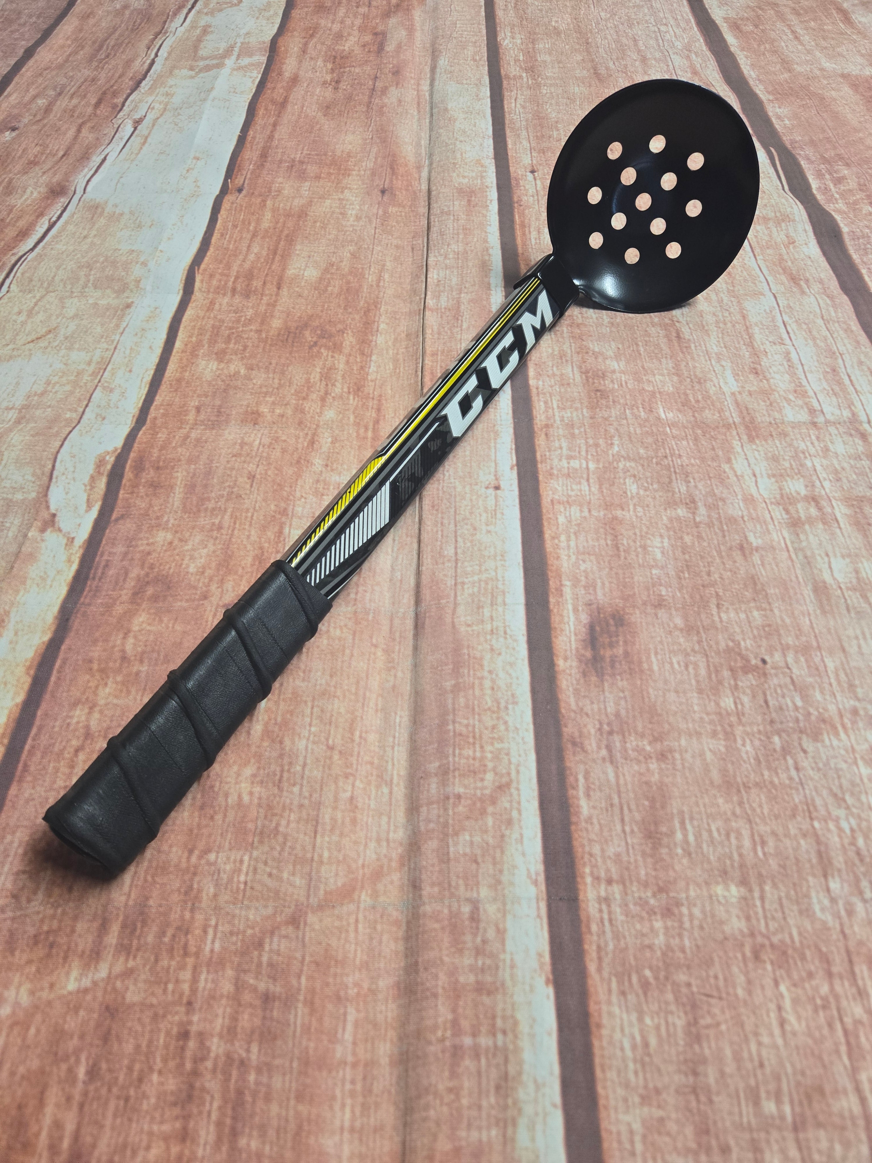 Five-Hole Ice Scoop (court métrage) - CCM Stick