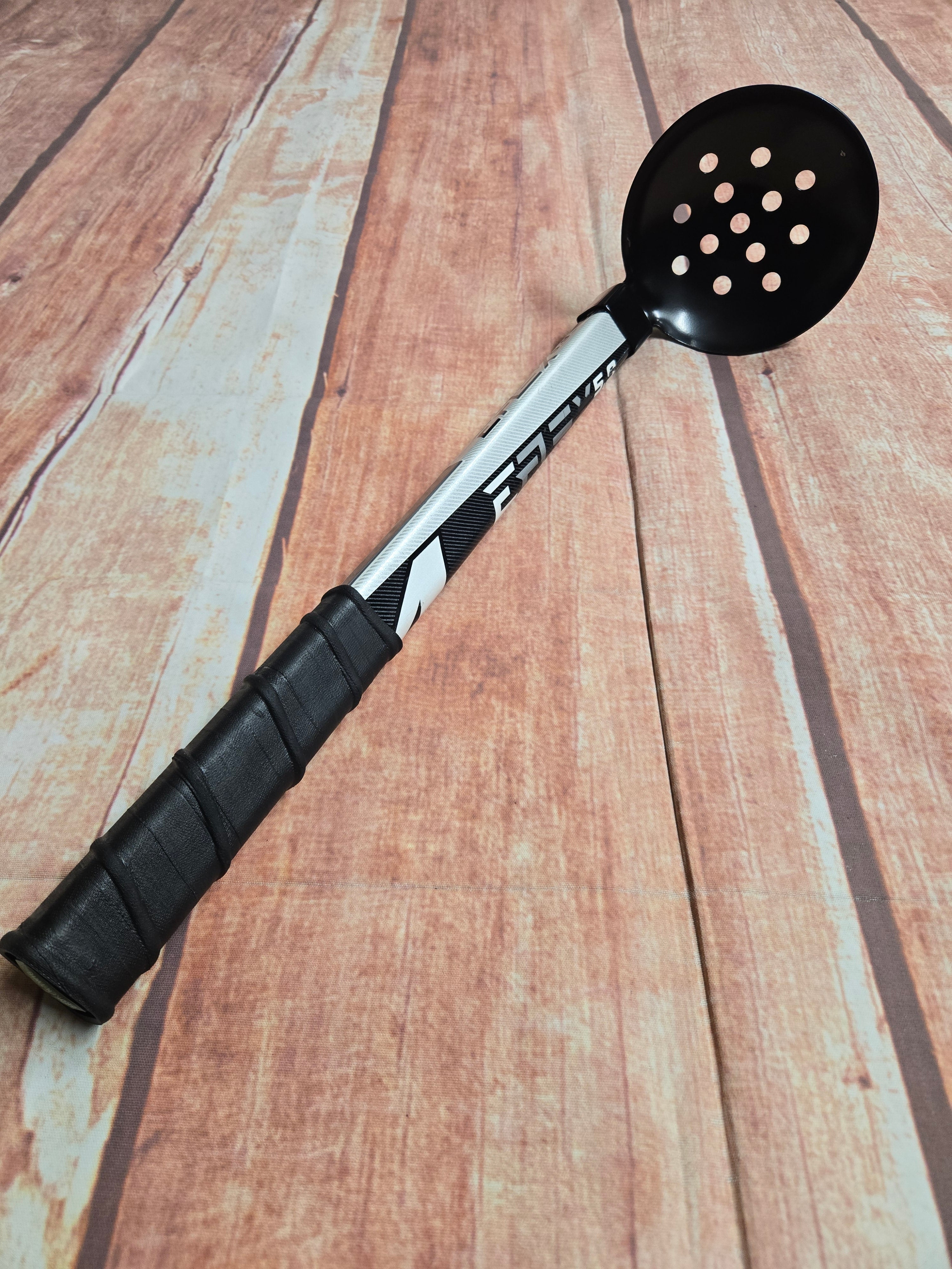 Five-Hole Ice Scoop (court métrage) - CCM Stick