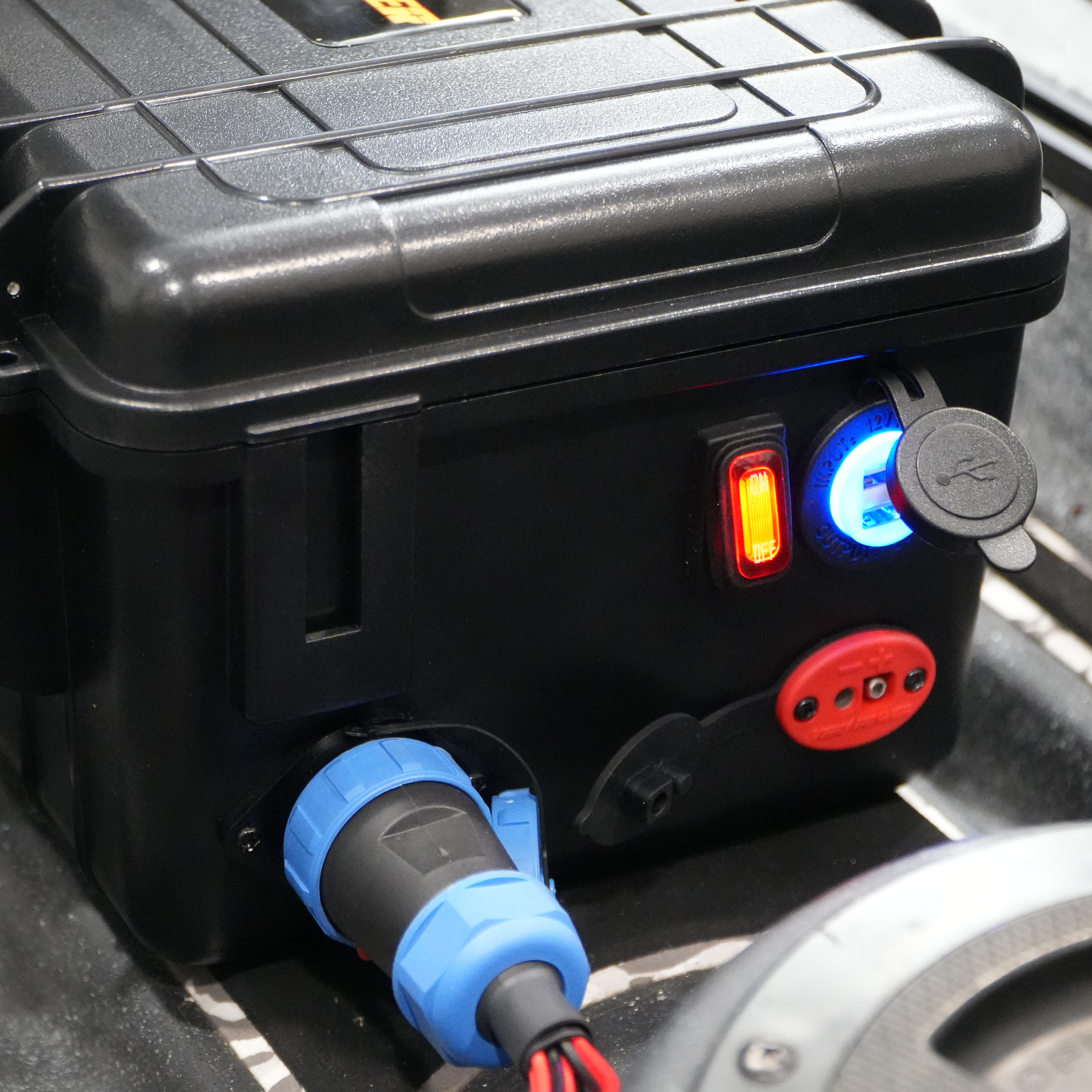 Station d'alimentation portable avec système de commutation numérique sans fil à 5 circuits (piles non incluses)